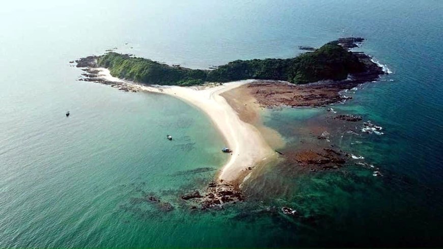 An aerial view of Ca Chep islet of Dong Tien commune, Co To district. (Photo: VNA)